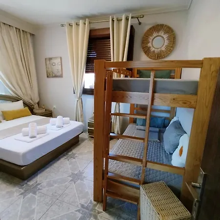 Sunrise - Luxury Beachfront Escape أوليمبياذا