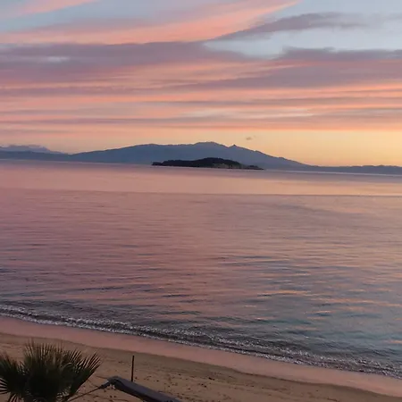 Sunrise - Luxury Beachfront Escape Apartmán