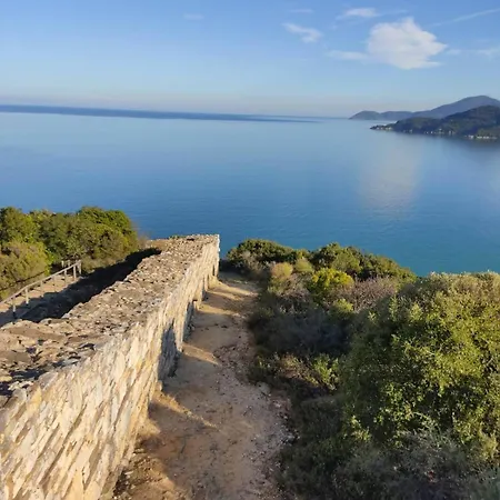 Sunrise - Luxury Beachfront Escape Olympiada