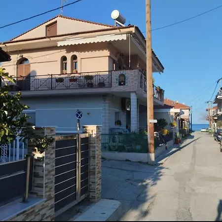 Sunrise - Luxury Beachfront Escape 아파트