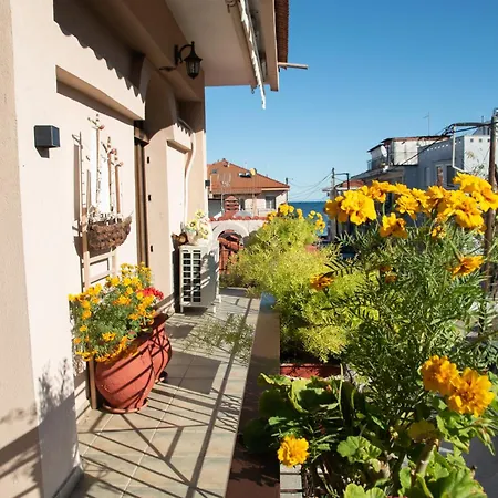 Sunrise - Luxury Beachfront Escape Apartment
