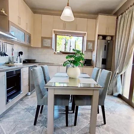 Sunrise - Luxury Beachfront Escape *